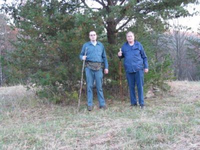 Big and Little
Big Jim is on the starboard and Little Jim on port.
(for Sandcrabs port and left have four letters)

Big Jim is my living history lesson for an area called Bumpass Cove. He can tell you waterfalls can be dangerous. Broke his back as a child falling from one, living up Patty Creek.

They are in pictured in California Fields, TN. Where there are more bears than folks. That's
because the Forest Service owns that area now.  
